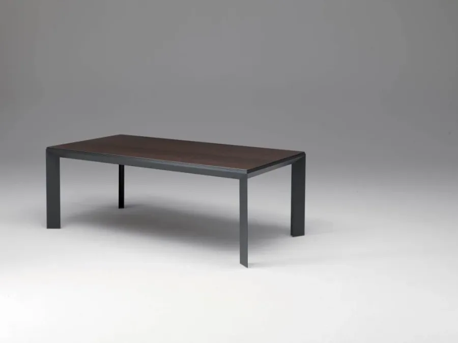 Teollisuustyylinen ruokapöytä