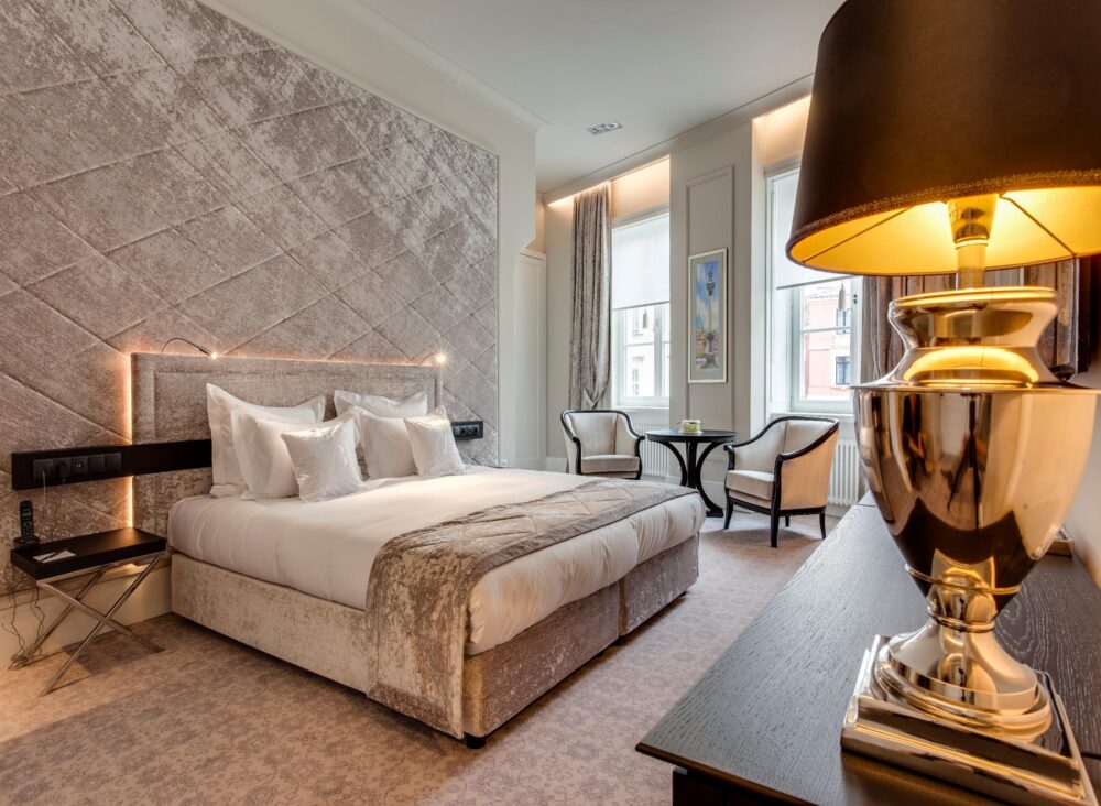 Mitkä luksushotellit sijaitsevat Varsovassa