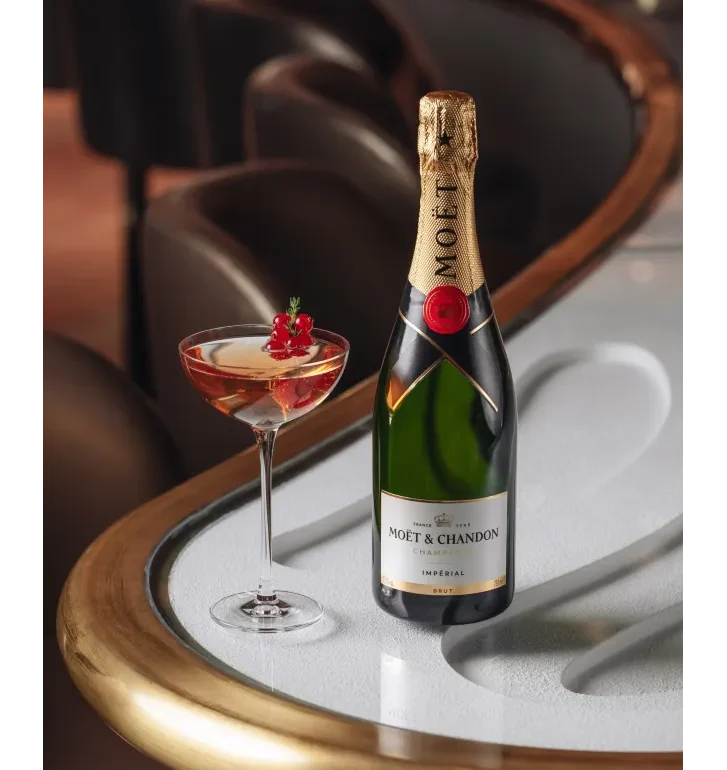 Kuinka paljon maksaa pullo Moet-samppanjaa