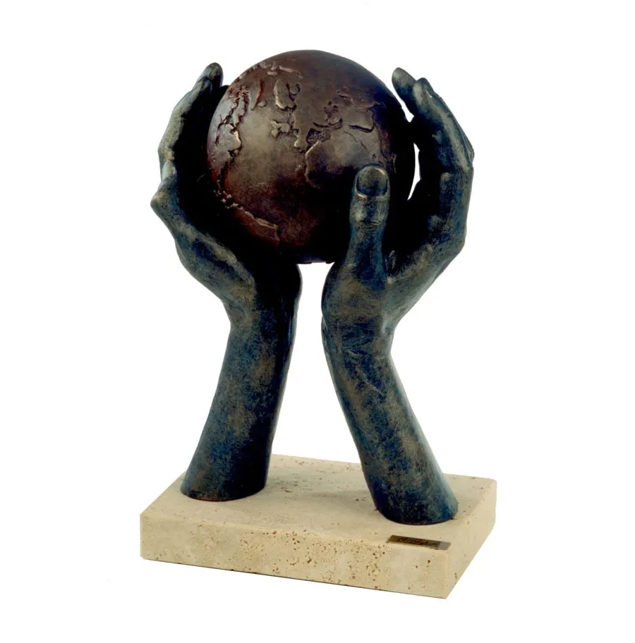 Veistos yrityksen 15-vuotisjuhlan kunniaksi