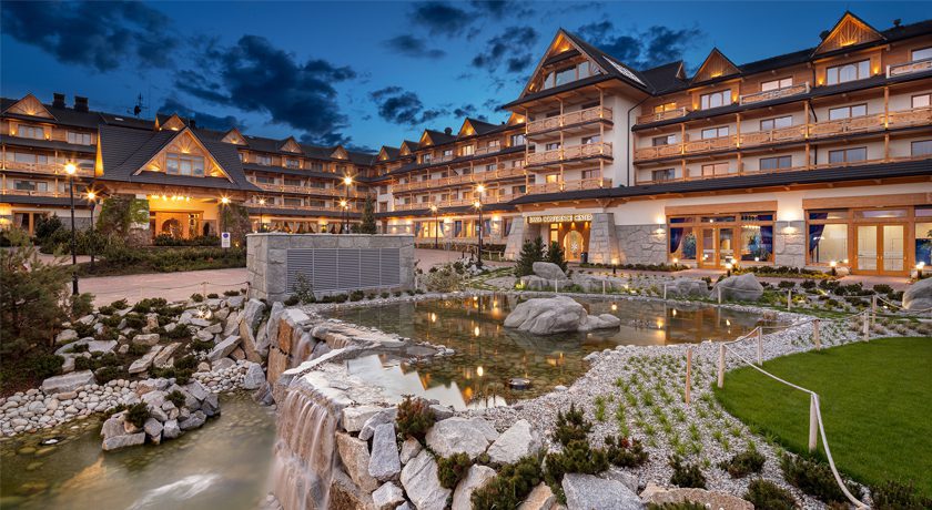 Ylellinen hotelli vuoristossa