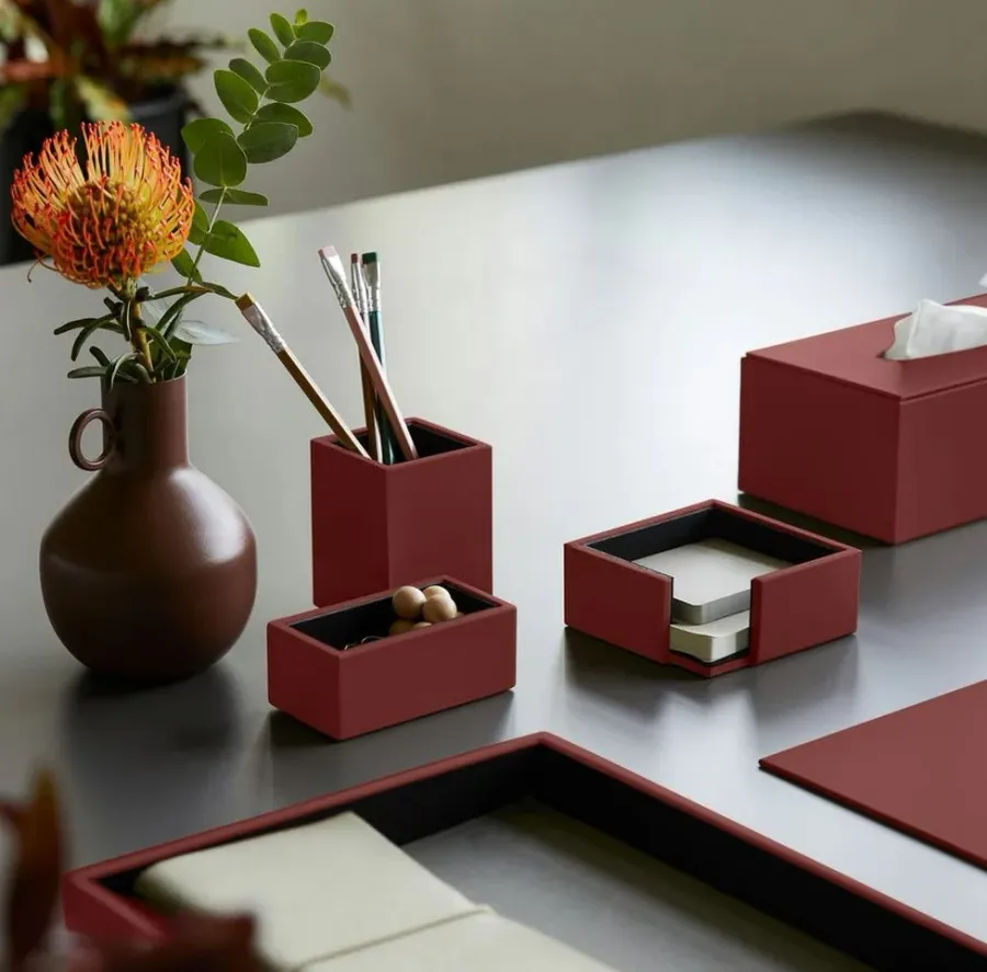 Tarvikkeet työpöydälle